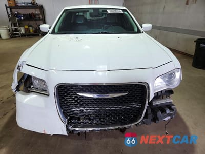 Piąte zdjęcie samochodu w środku: 2016 CHRYSLER 300 LIMITED VIN:2C3CCARG3GH358438 - miniatura