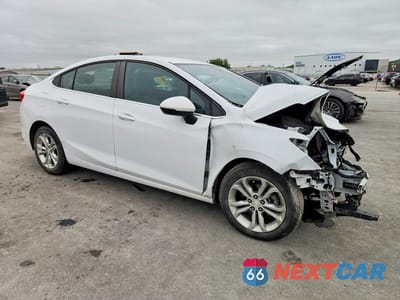 Czwarte zdjęcie samochodu z boku: 2019 CHEVROLET CRUZE VIN:1G1BE5SM0K7100383 - miniatura