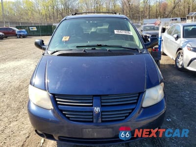 Piąte zdjęcie samochodu w środku: 2005 DODGE GRAND CARAVAN SXT VIN:2D4GP44L15R313001 - miniatura
