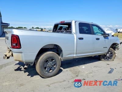 Trzecie zdjęcie samochodu z tyłu: 2026 RAM 2500 BIG HORN VIN:3C6UR5DJ7TG234263 - miniatura