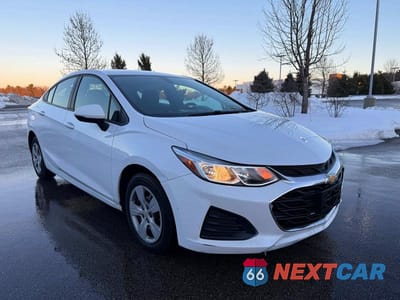 2019 CHEVROLET CRUZE LS 1G1BC5SM6K7101351 - główne zdjęcie licytacji z USA - miniatura