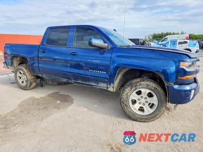 Czwarte zdjęcie samochodu z boku: 2018 CHEVROLET SILVERADO K1500 LT VIN:3GCUKREC9JG423675 - miniatura