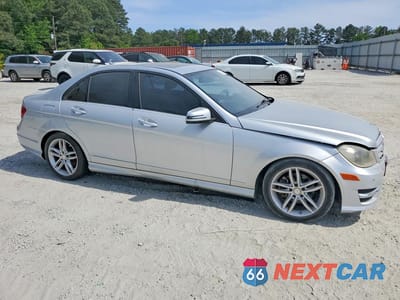 Czwarte zdjęcie samochodu z boku: 2013 MERCEDES-BENZ C 250 VIN:WDDGF4HB1DR273790 - miniatura