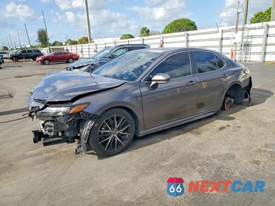 2024 TOYOTA CAMRY SE 4T1G11AK8RU869156 - główne zdjęcie licytacji z USA - miniatura