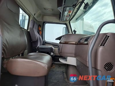 Piąte zdjęcie samochodu w środku: 2016 VOLVO VNL SEMI TRUCK VIN:4V4N39TG9GN965578 - miniatura