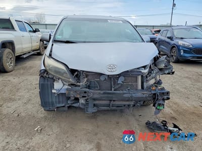 Piąte zdjęcie samochodu w środku: 2017 TOYOTA SIENNA SE VIN:5TDXZ3DC7HS802418 - miniatura