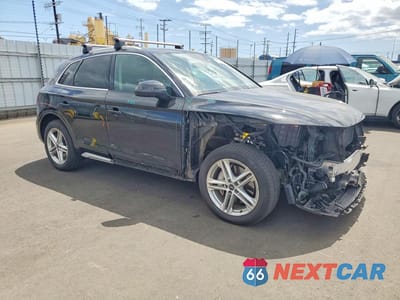 Czwarte zdjęcie samochodu z boku: 2021 AUDI Q5 E PREMIUM PLUS VIN:WA1E2AFY0M2015444 - miniatura