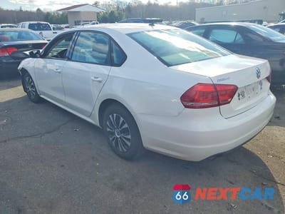 Drugie zdjęcie samochodu z przodu: 2013 VOLKSWAGEN PASSAT S VIN:1VWAP7A38DC080554 - miniatura