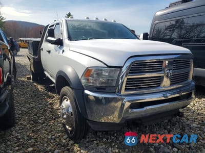 Czwarte zdjęcie samochodu z boku: 2012 DODGE RAM CHASSIS CAB FLATBED TRUCK VIN:3C7WDNEL4CG235454 - miniatura