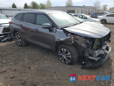 Czwarte zdjęcie samochodu z boku: 2021 TOYOTA HIGHLANDER XLE VIN:5TDGZRBH6MS069161 - miniatura