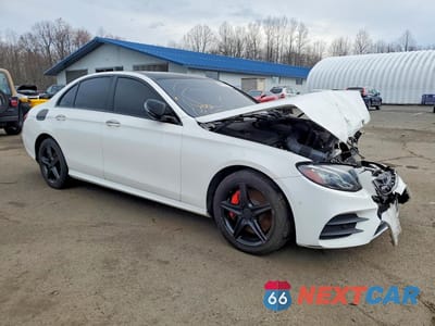 Czwarte zdjęcie samochodu z boku: 2017 MERCEDES-BENZ E 300 4MATIC VIN:WDDZF4KB9HA023591 - miniatura