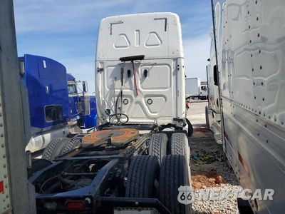 Czwarte zdjęcie samochodu z boku: 2020 FREIGHTLINER CASCADIA 126 SEMI TRUCK VIN:1FUJHHDRXLLLZ1013 - miniatura