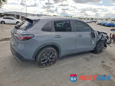 Trzecie zdjęcie samochodu z tyłu: 2023 HONDA HR-V SPORT VIN:3CZRZ1H52PM700817 - miniatura