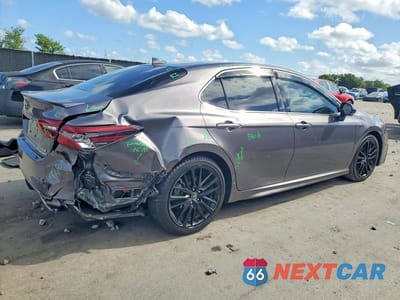 Trzecie zdjęcie samochodu z tyłu: 2021 TOYOTA CAMRY HYBRID XSE VIN:4T1K31AK3MU565584 - miniatura
