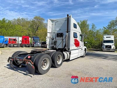 Czwarte zdjęcie samochodu z boku: 2014 VOLVO VN VNL VIN:4V4NC9EH2EN152537 - miniatura