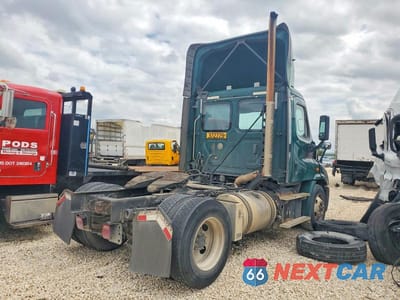 Czwarte zdjęcie samochodu z boku: 2018 FREIGHTLINER CASCADIA 1 - SEMI TRUCK VIN:3AKBGADV8JSJL4607 - miniatura