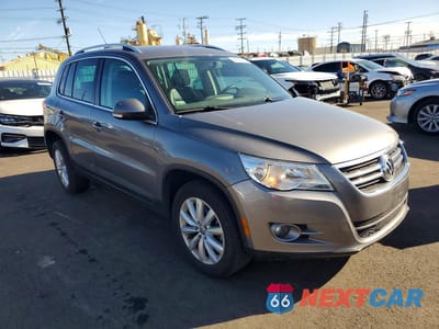 Czwarte zdjęcie samochodu z boku: 2011 VOLKSWAGEN TIGUAN S VIN:WVGAV7AX2BW504233 - miniatura