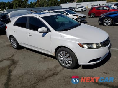 Czwarte zdjęcie samochodu z boku: 2011 KIA FORTE EX VIN:KNAFU4A2XB5417649 - miniatura