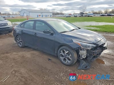 Czwarte zdjęcie samochodu z boku: 2019 KIA FORTE LXS VIN:3KPF24AD8KE008967 - miniatura