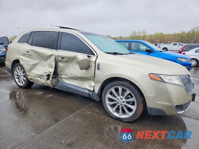 Czwarte zdjęcie samochodu z boku: 2011 LINCOLN MKT VIN:2LMHJ5AT9BBJ52253 - miniatura