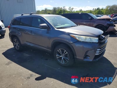 Czwarte zdjęcie samochodu z boku: 2018 TOYOTA HIGHLANDER LE VIN:5TDZARFH4JS038786 - miniatura