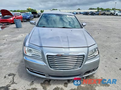 Piąte zdjęcie samochodu w środku: 2013 CHRYSLER 300 VIN:2C3CCAAG1DH572285 - miniatura