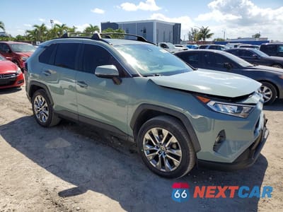 Czwarte zdjęcie samochodu z boku: 2020 TOYOTA RAV4 XLE PREMIUM VIN:JTMC1RFV3LD520630 - miniatura