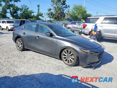 Czwarte zdjęcie samochodu z boku: 2023 MAZDA 3 PREMIUM VIN:3MZBPBDM0PM350780 - miniatura