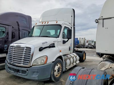Drugie zdjęcie samochodu z przodu: 2018 FREIGHTLINER CASCADIA 113 SEMI TRUCK VIN:1FUBGAD95JLJS1005 - miniatura
