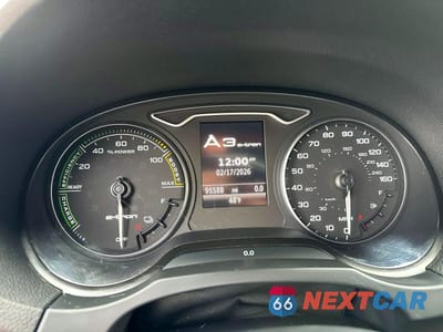 Piąte zdjęcie samochodu w środku: 2018 AUDI A3 E-TRON PREMIUM VIN:WAUUPBFFXJA114035 - miniatura