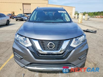 Piąte zdjęcie samochodu w środku: 2018 NISSAN ROGUE SV VIN:KNMAT2MT0JP502740 - miniatura