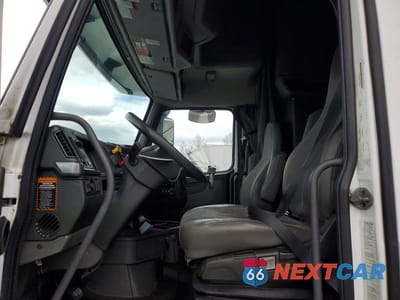 Piąte zdjęcie samochodu w środku: 2021 VOLVO VNL SEMI TRUCK VIN:4V4NC9EJXMN262947 - miniatura