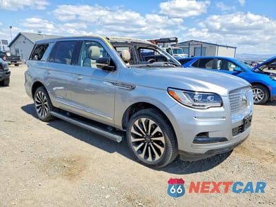 Czwarte zdjęcie samochodu z boku: 2024 LINCOLN NAVIGATOR RESERVE VIN:5LMJJ2LG6REL05114 - miniatura