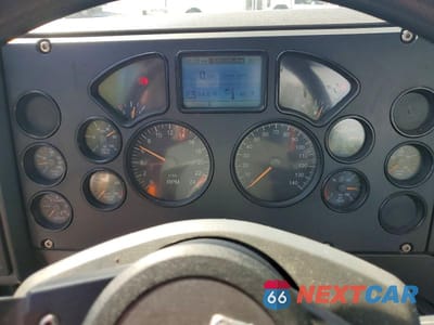 Zdjęcie 8 z 10 samochodu: 2016 MACK 600 CXU600 - SEMI TRUCK VIN:1M1AW01XXGM007989 - miniatura