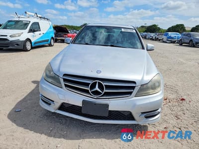 Piąte zdjęcie samochodu w środku: 2014 MERCEDES-BENZ C 250 VIN:WDDGF4HBXEA928769 - miniatura