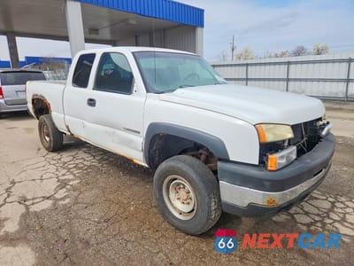 Czwarte zdjęcie samochodu z boku: 2007 CHEVROLET SILVERADO K2500 HEAVY DUTY VIN:1GCHK29U07E130842 - miniatura
