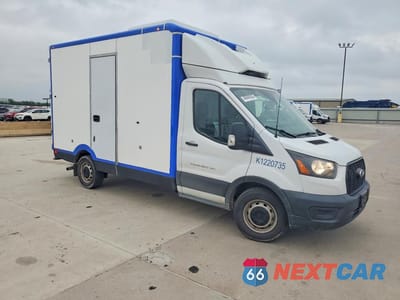 Czwarte zdjęcie samochodu z boku: 2022 FORD TRANSIT DELIVERY TRUCK VIN:1FDBW5Z84NKA01706 - miniatura