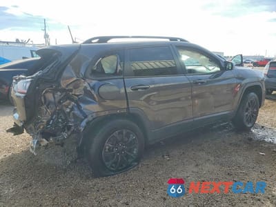 Trzecie zdjęcie samochodu z tyłu: 2023 JEEP CHEROKEE ALTITUDE LUX VIN:1C4PJMMB6PD100718 - miniatura
