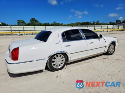 Trzecie zdjęcie samochodu z tyłu: 2008 LINCOLN TOWN CAR SIGNATURE LIMITED VIN:2LNHM82W78X654252 - miniatura