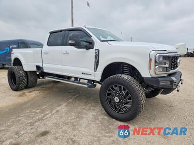 Czwarte zdjęcie samochodu z boku: 2024 FORD F350 SUPER DUTY VIN:1FT8W3DT5REC38255 - miniatura