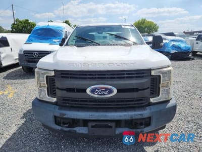Piąte zdjęcie samochodu w środku: 2018 FORD F250 SUPER DUTY VIN:1FT7W2A69JEC09964 - miniatura