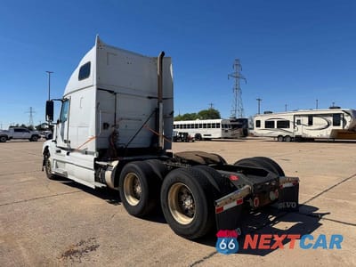 Trzecie zdjęcie samochodu z tyłu: 2016 VOLVO VN VNL VIN:4V4NC9EH2GN947686 - miniatura