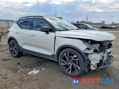 Czwarte zdjęcie samochodu z boku: 2022 VOLVO XC40 T5 R-DESIGN VIN:YV4162UM3N2757141 - miniatura