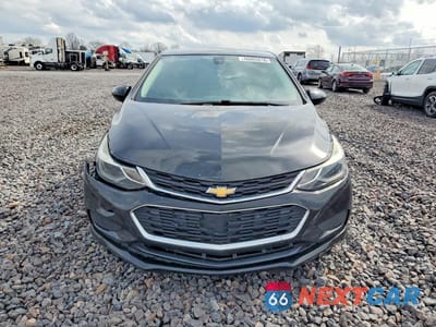 Piąte zdjęcie samochodu w środku: 2018 CHEVROLET CRUZE LT VIN:1G1BE5SM5J7143471 - miniatura