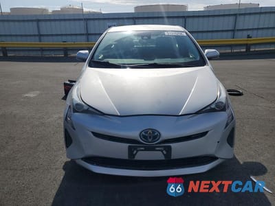 Piąte zdjęcie samochodu w środku: 2017 TOYOTA PRIUS THREE VIN:JTDKARFU4H3536125 - miniatura