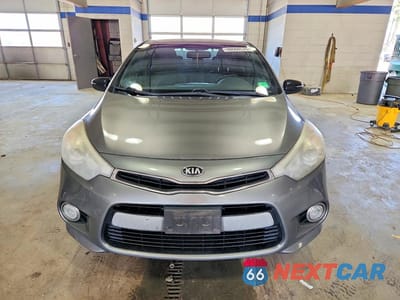 Piąte zdjęcie samochodu w środku: 2014 KIA FORTE KOUP SX VIN:KNAFZ6A37E5232971 - miniatura