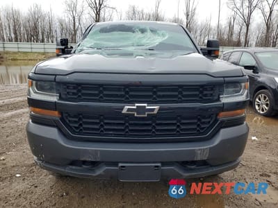 Piąte zdjęcie samochodu w środku: 2018 CHEVROLET SILVERADO K1500 VIN:1GCNKNEC7JZ375140 - miniatura