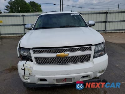 Piąte zdjęcie samochodu w środku: 2013 CHEVROLET SUBURBAN C1500 LT VIN:1GNSCJE01DR355573 - miniatura