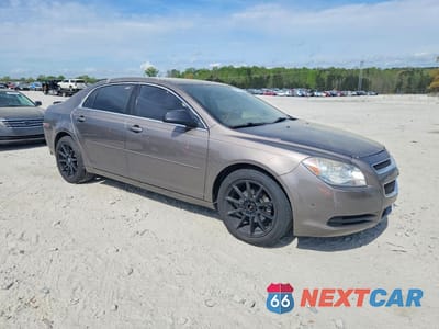 Czwarte zdjęcie samochodu z boku: 2010 CHEVROLET MALIBU LS VIN:1G1ZB5EB4AF279839 - miniatura