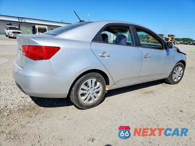 Trzecie zdjęcie samochodu z tyłu: 2010 KIA FORTE LX VIN:KNAFT4A27A5049285 - miniatura